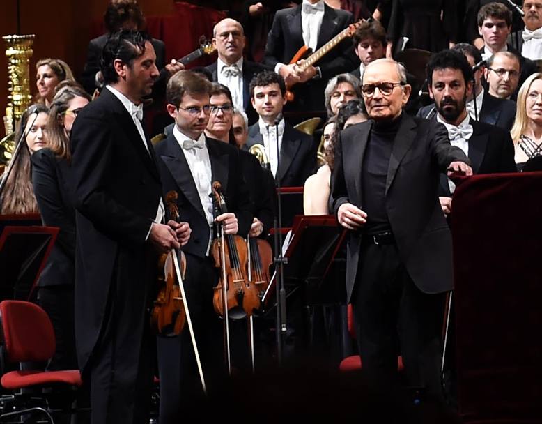 Ennio Morricone, 87 anni, alla sua apparizione sul palco prima del concerto. Bozzani 